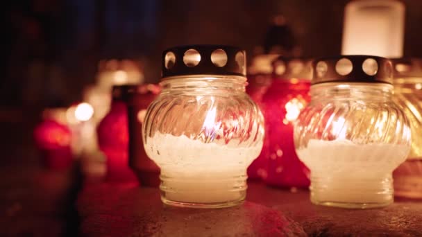 Κεριά Του Τάφου Λάμπουν Στο Νεκροταφείο Νύχτα Στις Διακοπές Των — Αρχείο Βίντεο