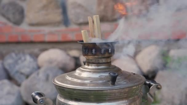 Samovar Tradizionale Russo Legna Con Fumo Tea Party Sulla Terrazza — Video Stock