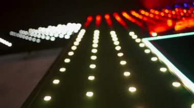 Gece kulübünün sönmüş ışıkları girişte parlıyordu.
