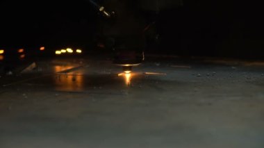 Endüstriyel lazer parlak parıltılı metal levha kesiyor