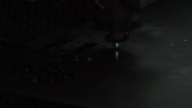 Endüstriyel lazer parlak parıltılı metal levha kesiyor