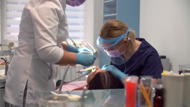 Kvinnlig Tandläkare Jobbet Med Assistent Utför Hygienisk Procedur — Stockvideo