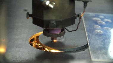 Endüstriyel lazer parlak parıltılı metal levha kesiyor
