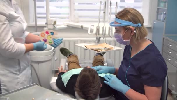 Tandläkare Jobbet Undersöker Tonåriga Pojkar Tänder — Stockvideo