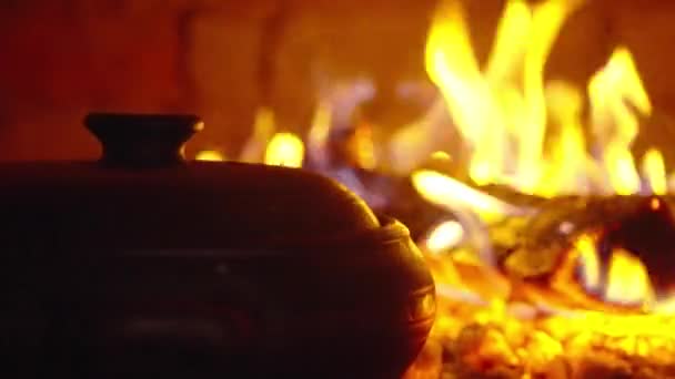 Еда Готовится Кастрюле Традиционной Деревенской Дровяной Печи — стоковое видео