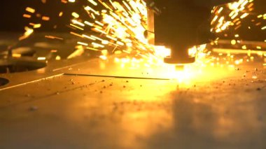 Endüstriyel lazer parlak parıltılı metal levha kesiyor