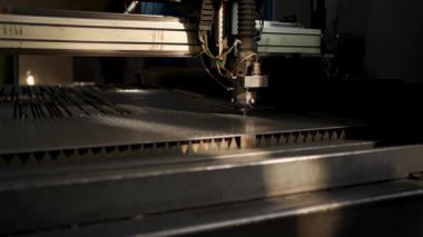 Endüstriyel CNC lazer kesim makinesi parlak parıltılarla metal levha kesiyor