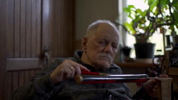 Elderly Male Master Works His Workshop Restoring Japanese Sword Sheath — Αρχείο Βίντεο
