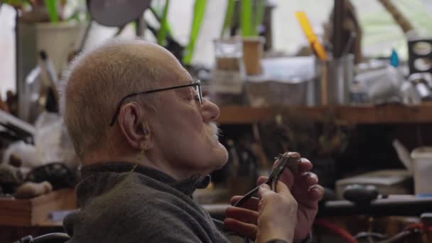 Oudere Meesterjuwelier Rolstoel Door Het Werk Een Werkplaats — Stockvideo
