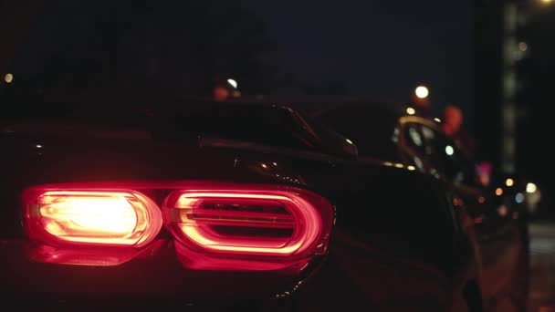 Czarne Sportowe Tylne Światło Samochodu Świecące Ciemności Nocnego Miasta Migające — Wideo stockowe