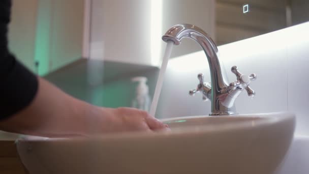Hombre Joven Lavando Cara Baño Casa Concepto Higiene — Vídeo de stock