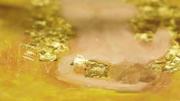 画家把黄金涂在油画上 — 图库视频影像