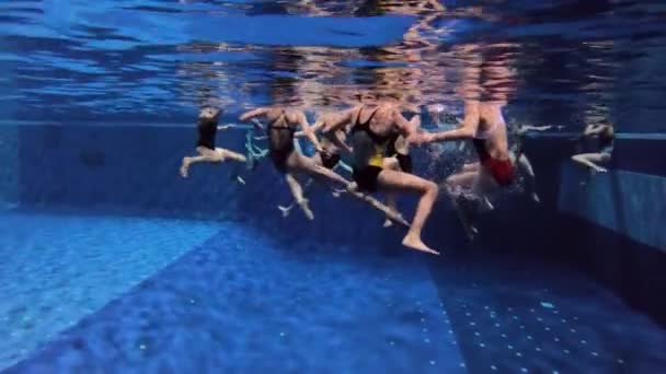 在游泳池 水底观看等地同步进行游泳青年队训练 — 图库视频影像