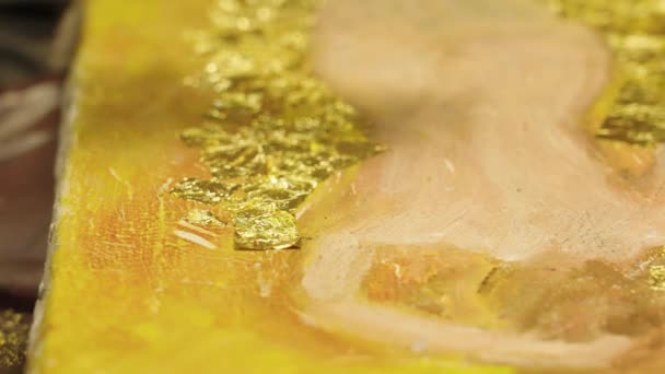 Konstnären Applicerar Guld Oljemålningen Duk — Stockvideo
