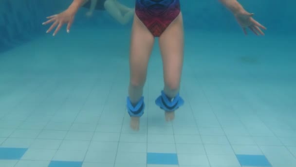 Genç Bir Kadın Havuzda Altında Spor Yapıyor — Stok video