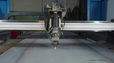 Endüstriyel CNC lazer kesim makinesi parlak parıltılarla metal levha kesiyor