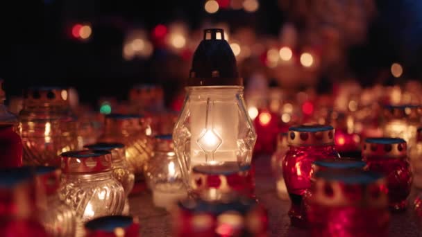 Κεριά Του Τάφου Λάμπουν Στο Νεκροταφείο Νύχτα Στις Διακοπές Των — Αρχείο Βίντεο