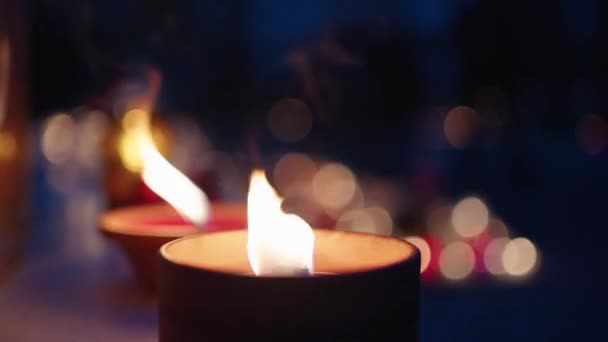 すべての聖人の日の休日の夜に墓地に輝く墓キャンドルライト — ストック動画