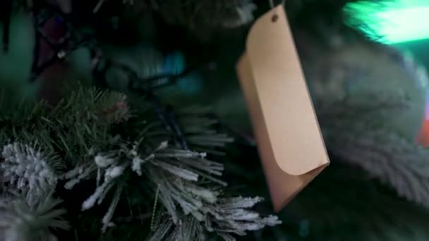 Versierde Kerstboom Het Nachtclubfeest — Stockvideo