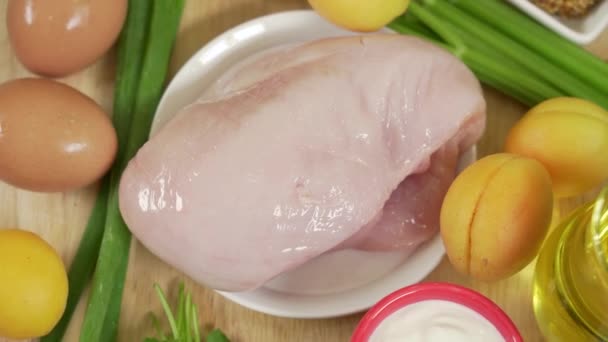 Świeże Surowe Filety Piersi Kurczaka Talerzu Między Innymi Przygotowywane Robienia — Wideo stockowe