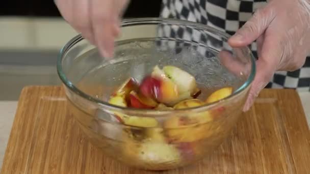Chef Condimenta Frutas Verduras Tazón Para Hornear — Vídeo de stock