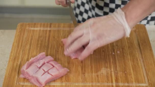 Chef Snijdt Stukjes Rauwe Kalkoenfilet Steaks Koken — Stockvideo