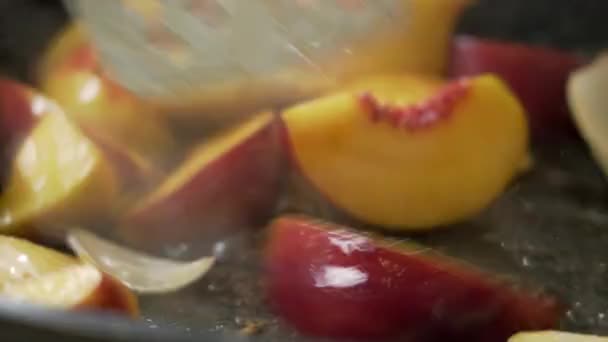 Der Koch Schmort Pfirsiche Mit Gemüse Einer Pfanne — Stockvideo