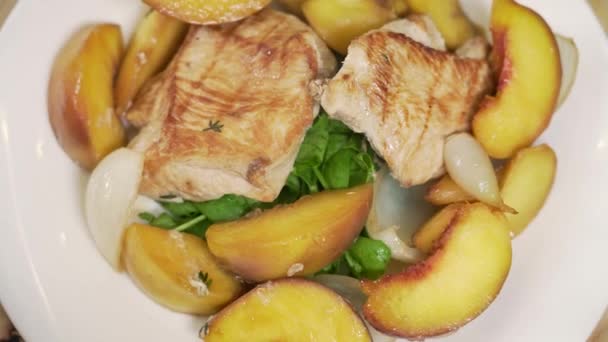 Chef Serveert Kalkoen Filet Steaks Met Fruit Groente Stoofpot — Stockvideo