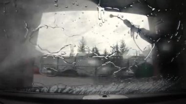 Köpük ve yüksek basınçlı suyla yıkarken arabanın içinden ön camdan balık bakışı.