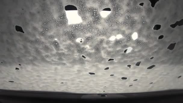 Köpük Yüksek Basınçlı Suyla Yıkarken Arabanın Içinden Camdan Balık Bakışı — Stok video