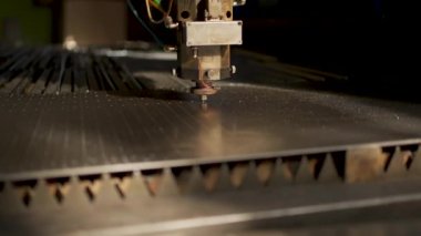 Endüstriyel CNC lazer kesim makinesi parlak parıltılarla metal levha kesiyor