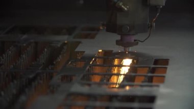 Endüstriyel lazer parlak parıltılı metal levha kesiyor