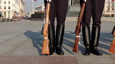 Onurlu muhafızlar görev başında.