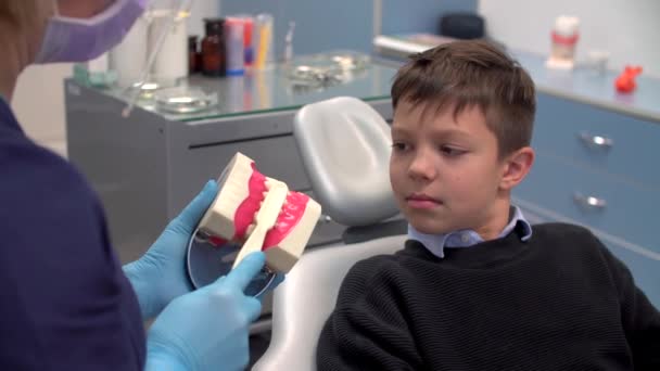 Tandläkare Visar Barn Hur Man Borstar Tänderna Ordentligt — Stockvideo