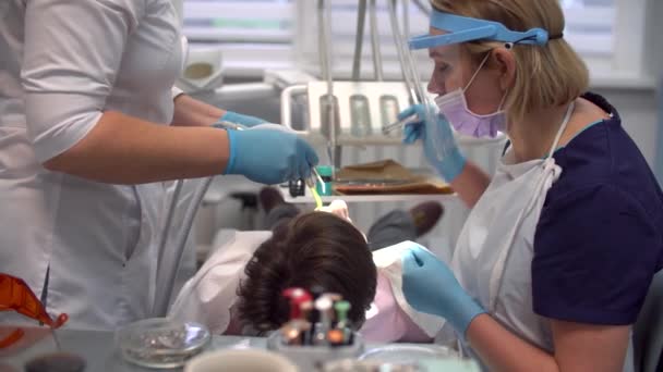 Tandläkare Jobbet Behandlar Tonåriga Pojkar Tänder — Stockvideo