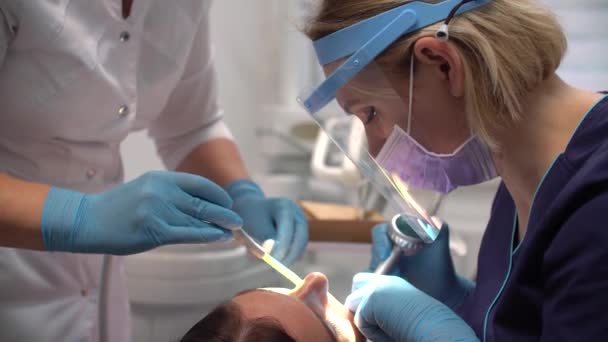 Une Dentiste Travail Avec Une Assistante Effectue Une Procédure Hygiène — Video