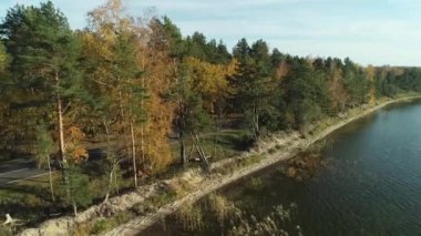 Güneşli bir yaz gününde, Avrupa kırsal kesiminde, geniş sularda akan yolun havadan görünüşü.