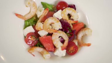 Sıcak karides salatası ve karpuz ve peynir sunumu.