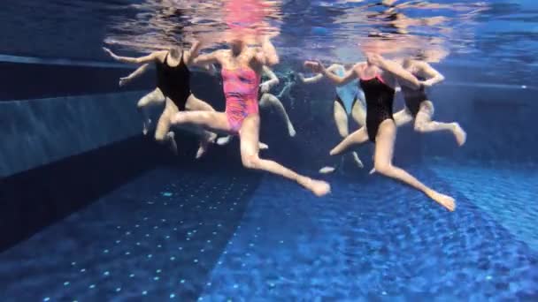 在游泳池 水底观看等地同步进行游泳青年队训练 — 图库视频影像