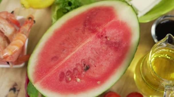 Ilık Karides Salatası Yapmak Için Diğer Malzemelerle Birlikte Dönen Büyük — Stok video