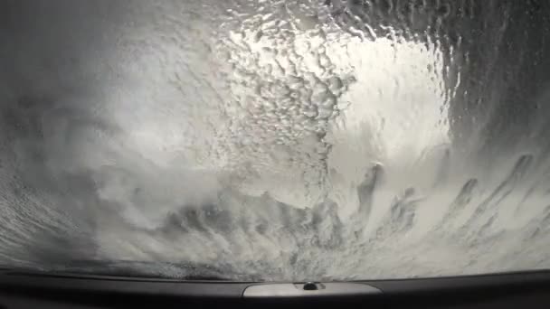 Fisheye Uitzicht Vanuit Auto Door Voorruit Tijdens Het Wassen Met — Stockvideo