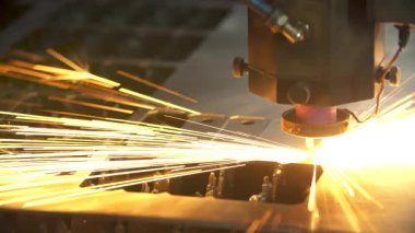 Endüstriyel lazer parlak parıltılı metal levha kesiyor