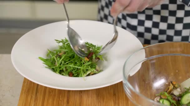 Chef Está Sirviendo Mariscos Pera Ensalada Tomate Seco — Vídeos de Stock