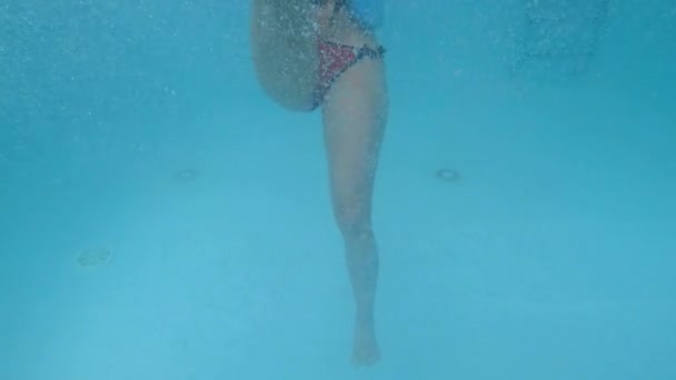 若い女性はプールでアクアフィットネス演習を実行します 水中ビュー — ストック動画