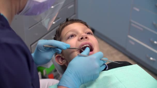 Οδοντίατρος Στη Δουλειά Εξετάζει Έφηβα Αγόρια Δόντια — Αρχείο Βίντεο