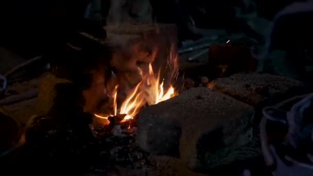 Ковальський Майстер Старомодним Меблюванням Палаючим Вугіллям — стокове відео
