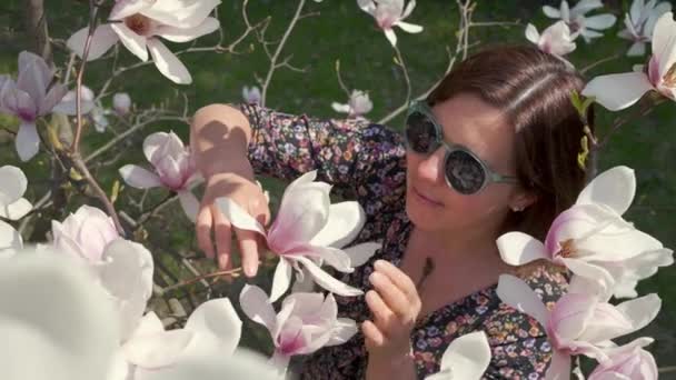 Boldog Napszemüvegben Élvezi Természet Megható Virágzó Magnólia Virágok Kertben — Stock videók
