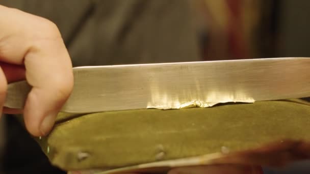 Καλλιτέχνης Κόβει Φύλλα Χρυσού Ένα Ειδικό Μαχαίρι Κομμάτια Για Εφαρμοστεί — Αρχείο Βίντεο