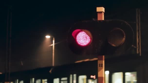 夜間の鉄道横断による旅客列車 — ストック動画