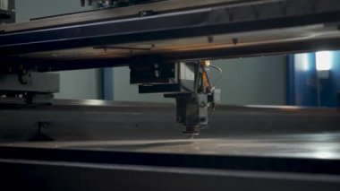 Endüstriyel CNC lazer kesim makinesi parlak parıltılarla metal levha kesiyor